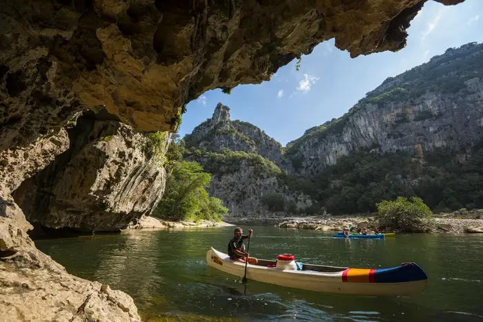 Canoë sous une arche rocheuse des Gorges