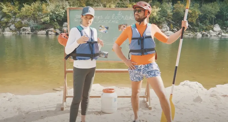 Deux intervenants de l'Académie des Gorges, gilets de sauvetage et pagaie, sur une plage de l'Ardèche