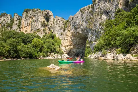 Vue du Pont d'Arc, canoës sur l'Ardèche